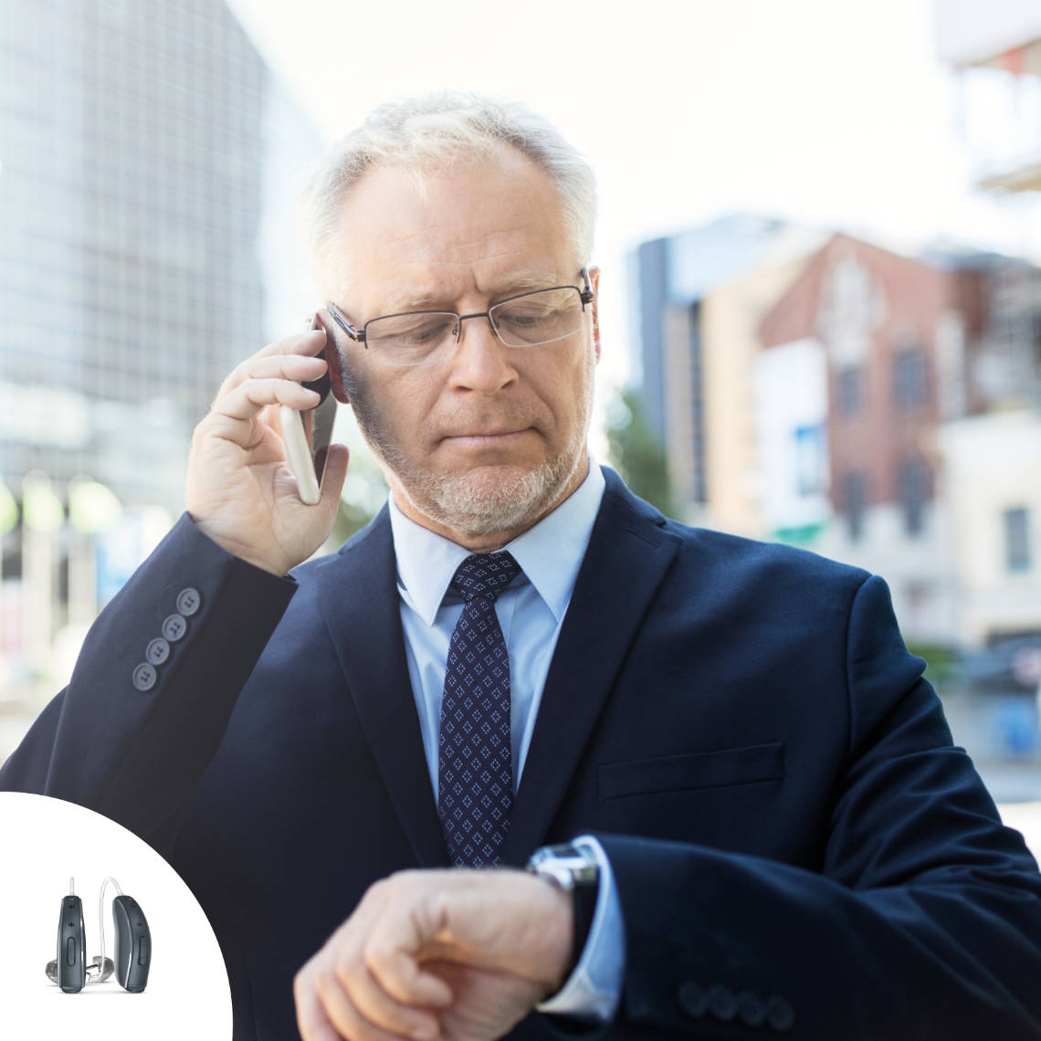 Älterer Herr telefoniert und guckt dabei auf die Uhr.